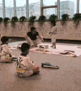搞笑GIF趣图:妹子,看你怎么这么眼熟,是凤姐吗,尴尬了