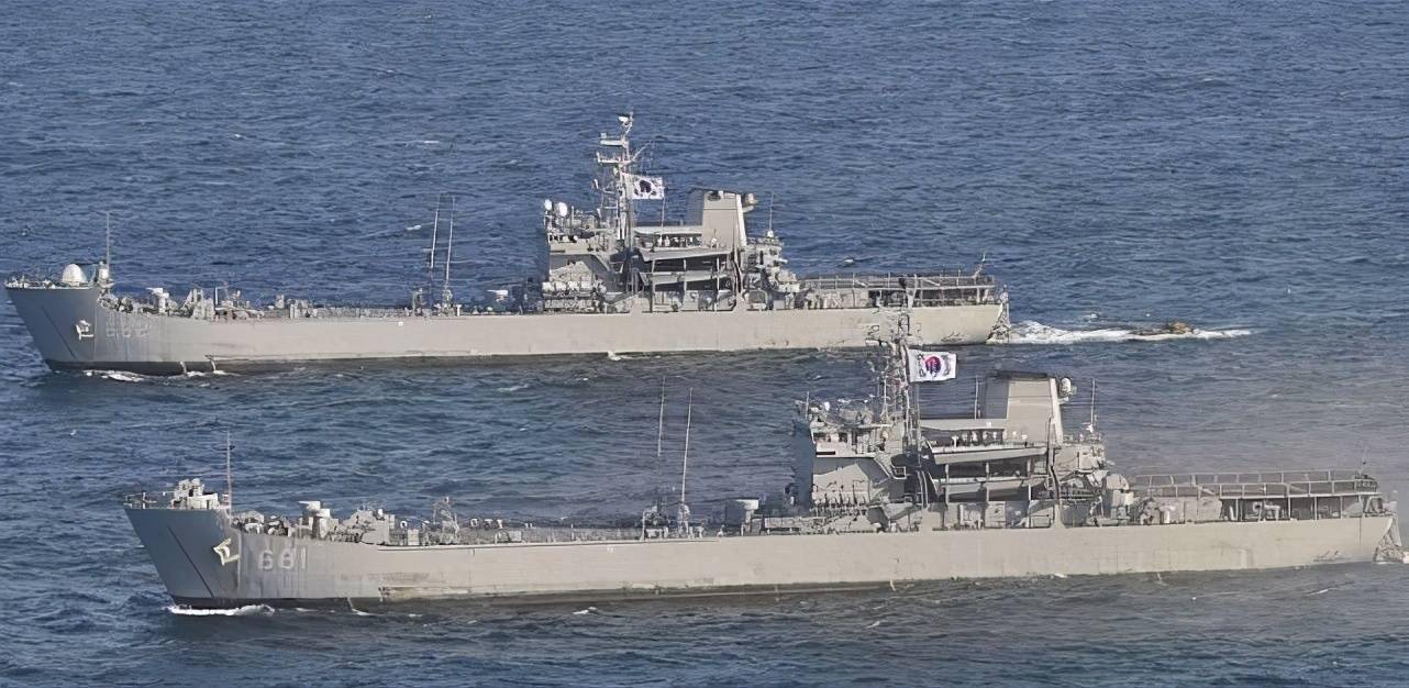 一名在"高俊峰"号登陆舰(lst-68