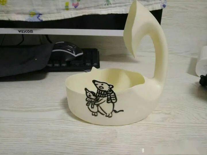 洗衣液瓶割了两个小花盆,感觉萌萌哒