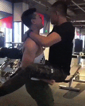 姐妹花在健身房上演