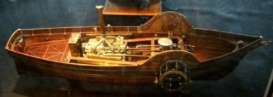 1784年的法国蒸汽轮船与此同时,军方也很快对配有蒸汽机的轮船才生