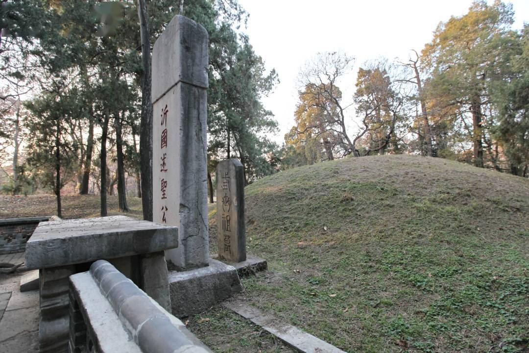 墓丘大碑后的小碑2012年2月21日,我前往曲阜寻访孔子遗迹,当时买的是