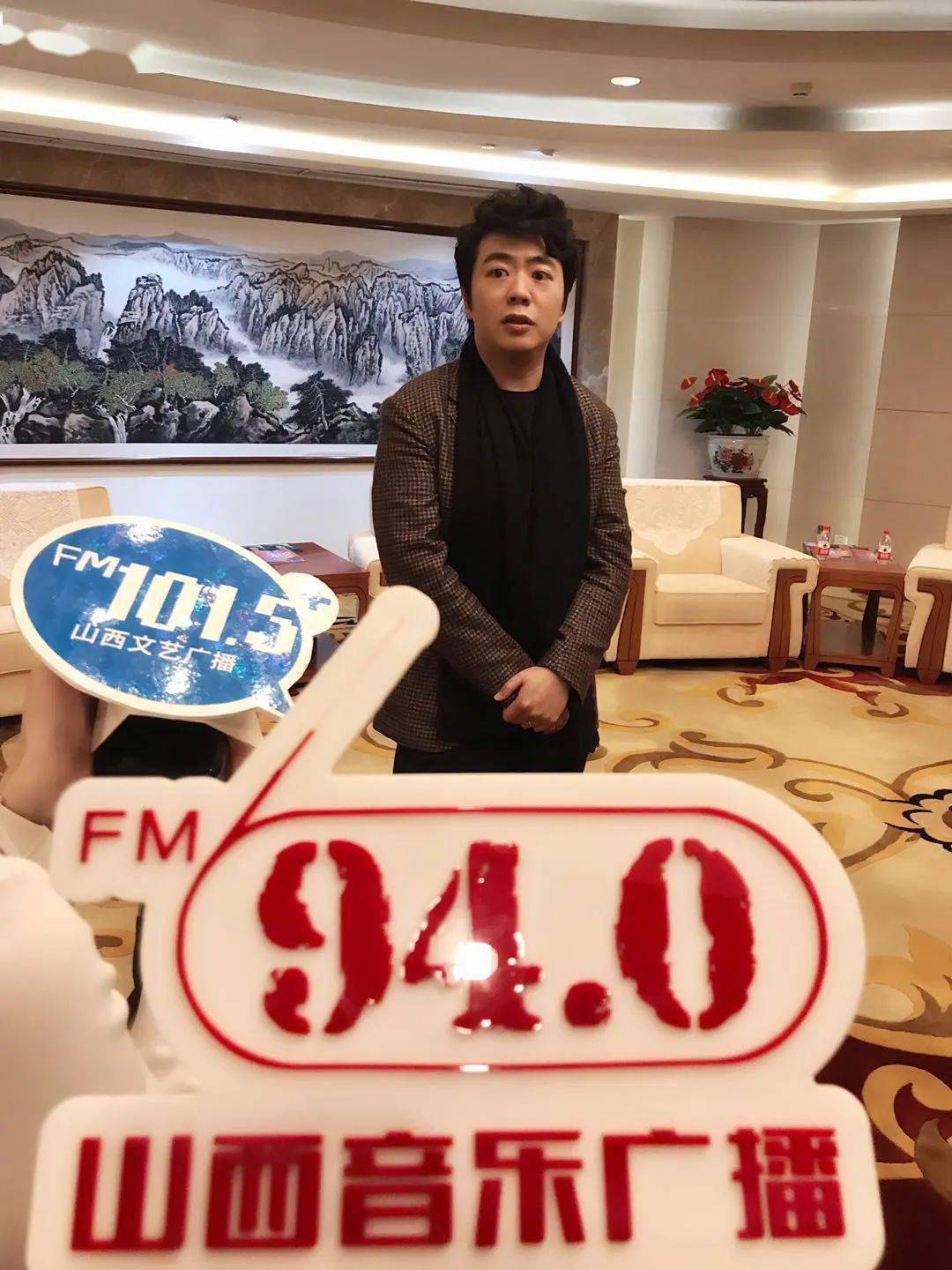 右:山西文艺广播fm101.5主持人雪儿左:山西音乐广播fm94.