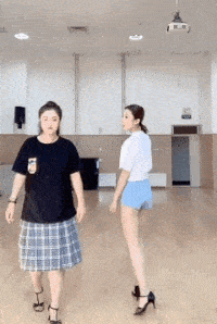 搞笑GIF:妹子,看着你挺漂亮的,假发一摘是个秃顶