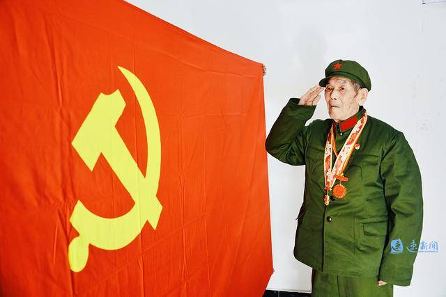 黄河街道建国前老党员,新中国第一代伞兵汪守珍面向党旗庄重敬礼