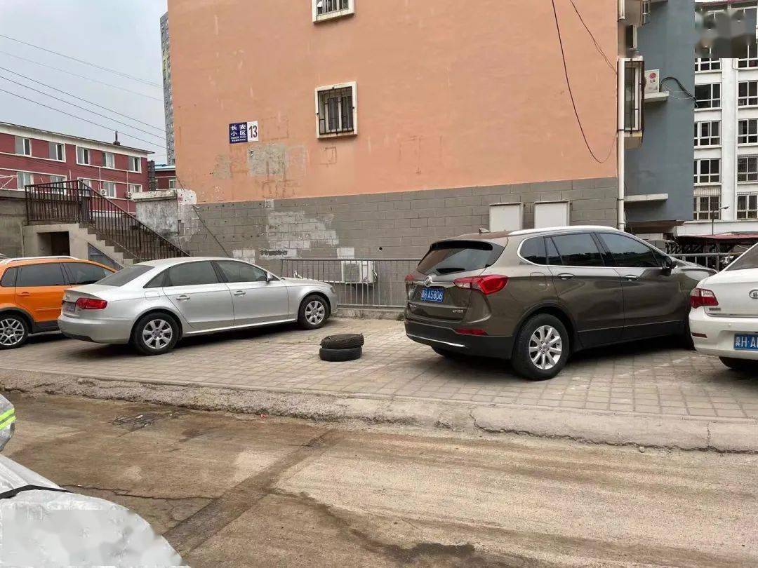 在承德市某小区,为了抢占停车位,小区居民私设的地锁和地锥.