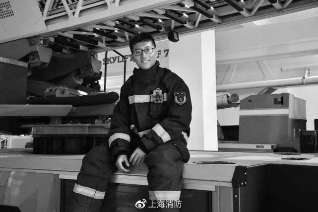 上海两名消防员灭火救人时牺牲,生前照片公布