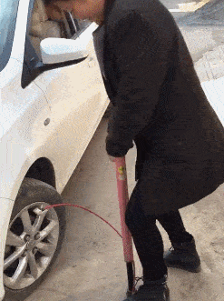 搞笑GIF:妹子,看着你挺漂亮的,假发一摘是个秃顶