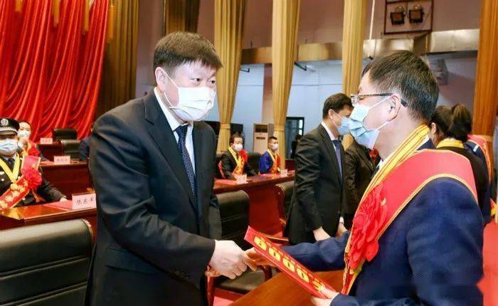 书记贺志亮为受表彰的市级特等劳动模范,劳动模范及模范集体代表颁奖