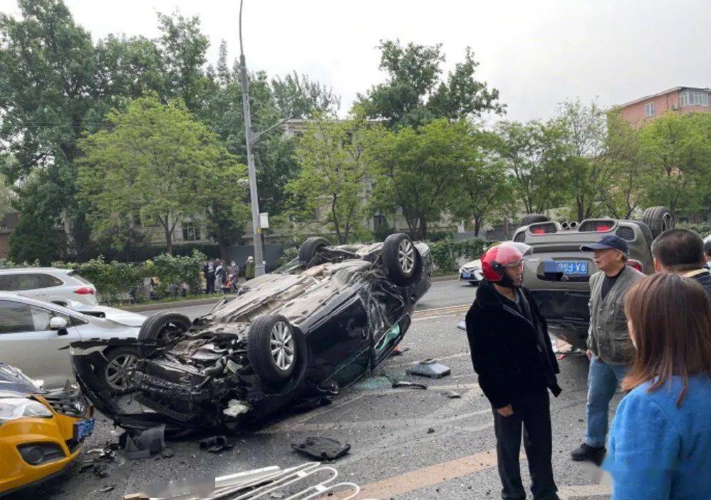 北京这里发生惨烈车祸:两车因行车纠纷,竞速驾驶,相互