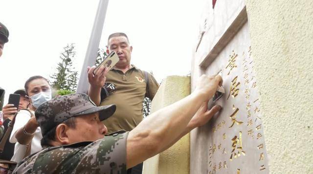 记住英雄模样麻栗坡为78座烈士墓碑镶嵌瓷像