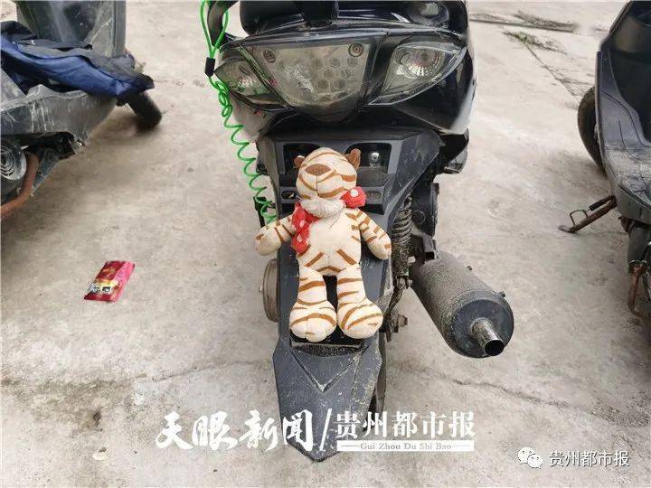 贵阳一群半大孩子骑着"鬼火"踏板摩托车在街上乱窜,交警来了