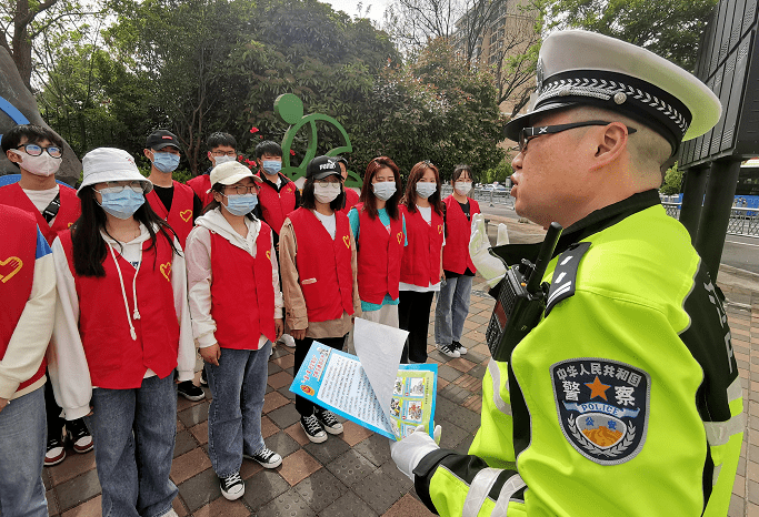 全国"交通安全反思日"前夕,交警支队一大队联合师范学院学生志愿者