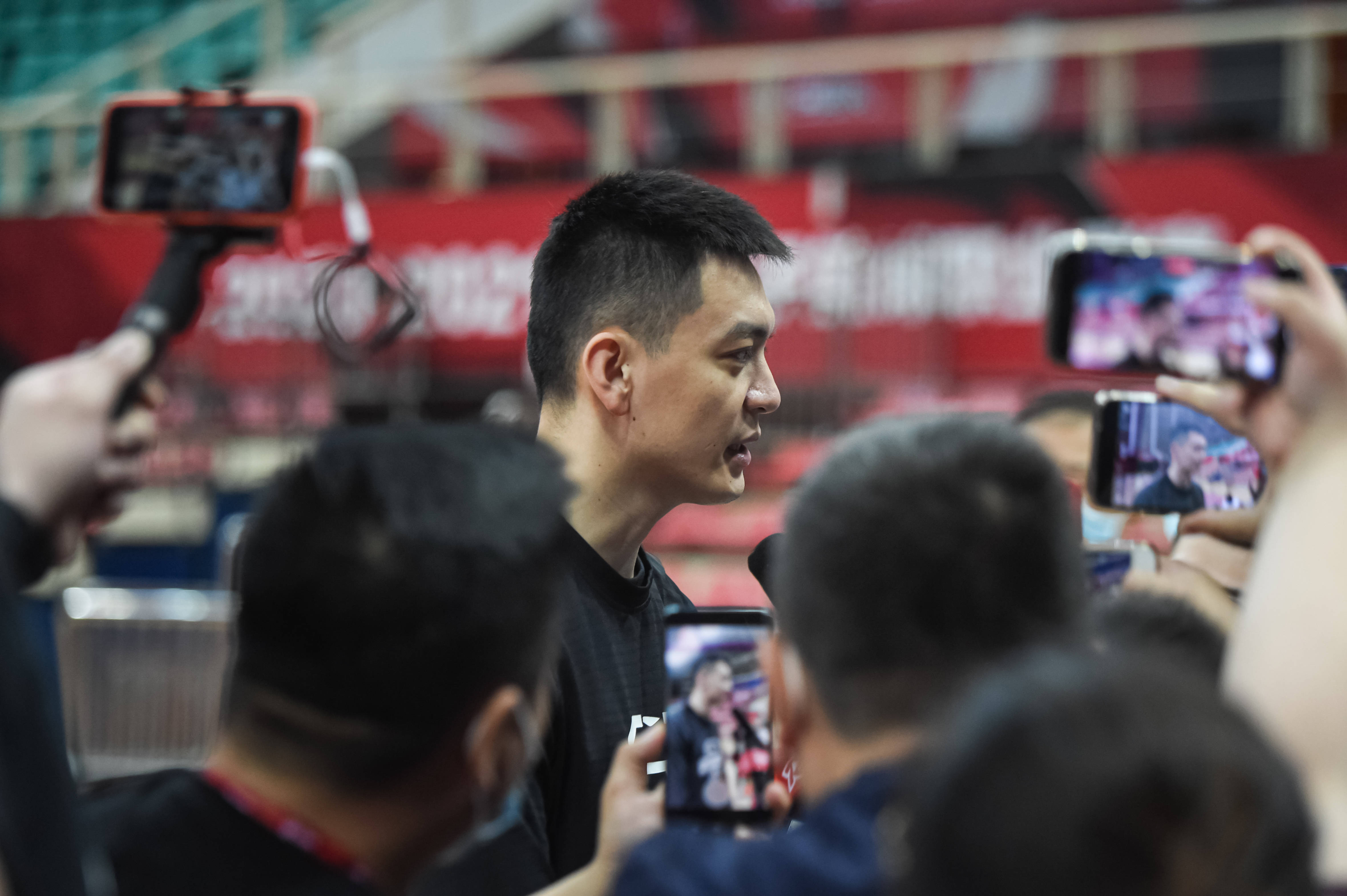 4月29日,辽宁本钢队主教练杨鸣(后中)在训练结束后接受媒体采访.