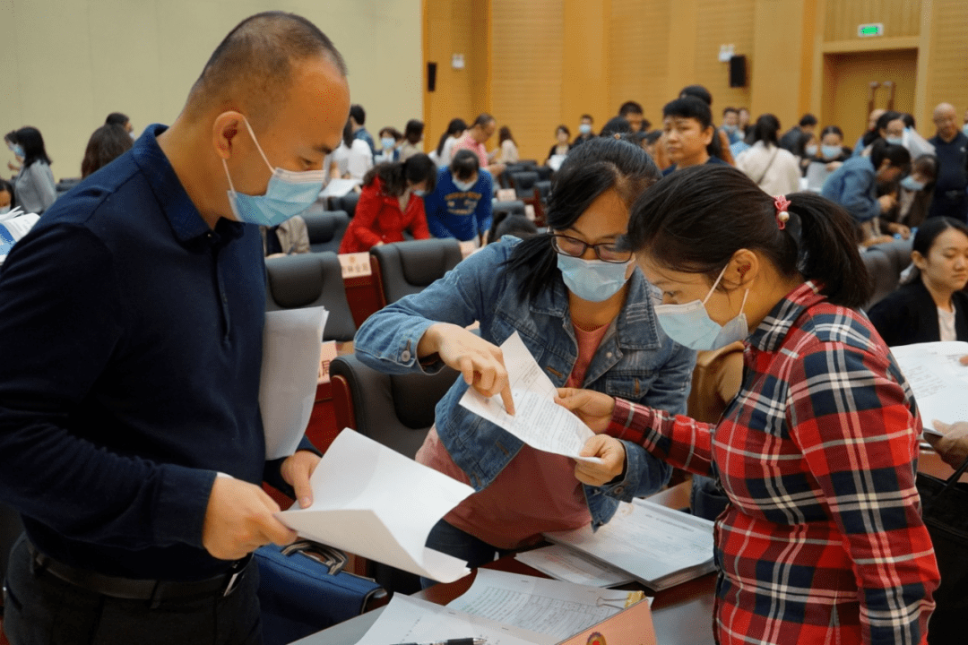 市发展改革委参会人员(右一,二)与相关部门进行现场协调对接