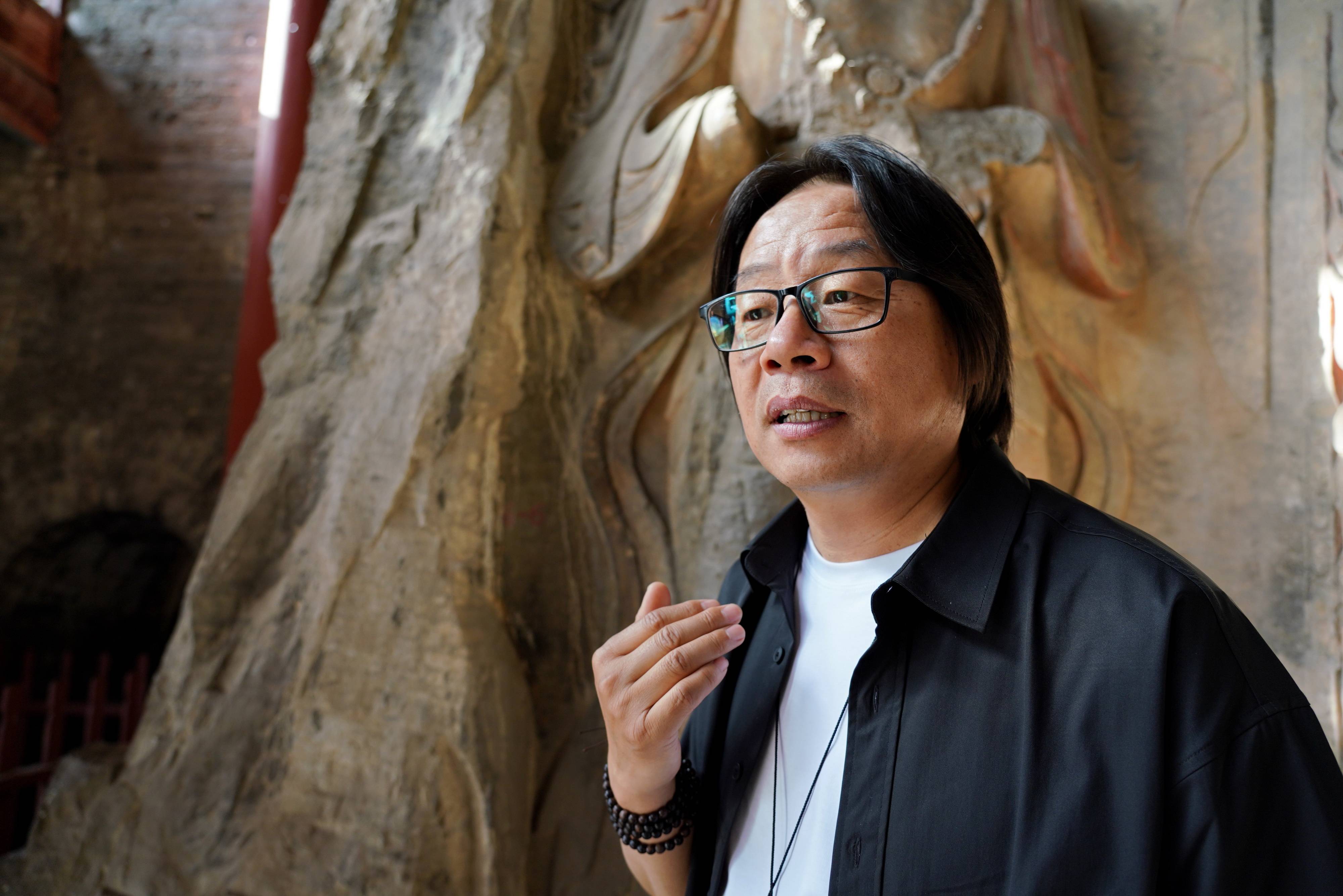 4月29日,赵立春在北响堂山石窟内介绍石窟历史.