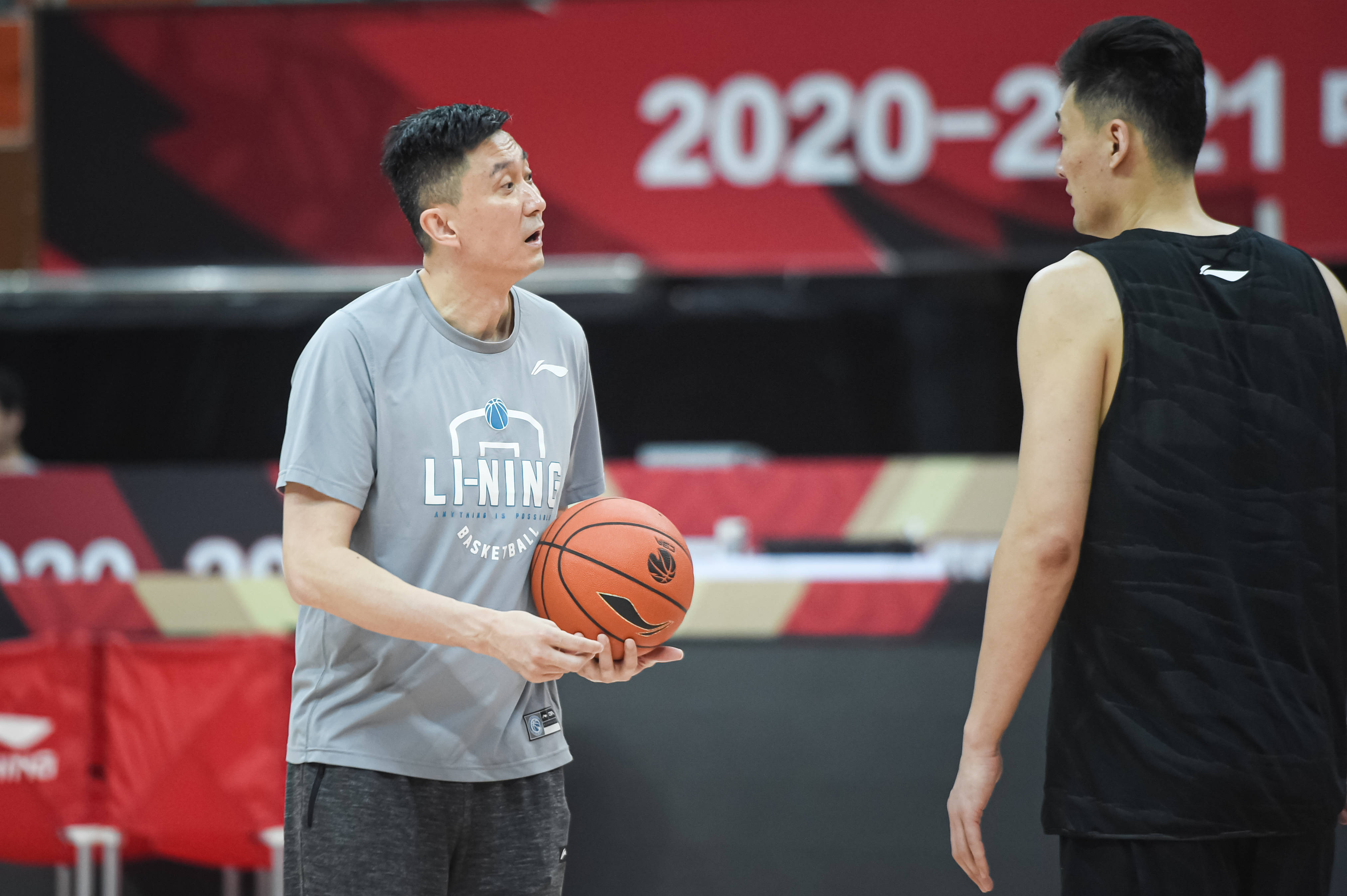 5月1日,广东东莞大益队主教练杜锋(左)在训练中指导队员苏伟.