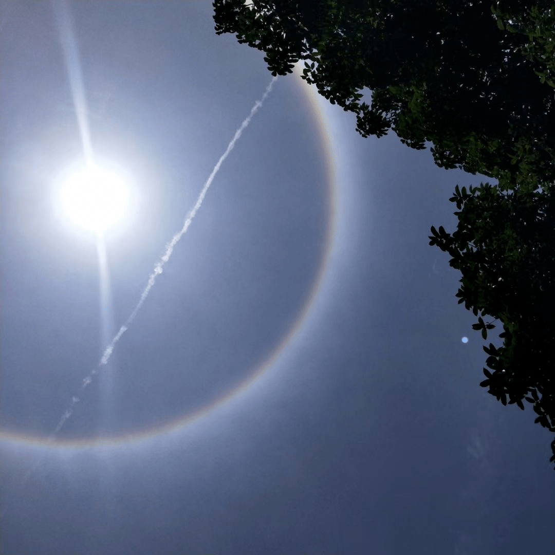 太阳被七色光圈彩带环绕  光圈内现出一层灰色的浮云