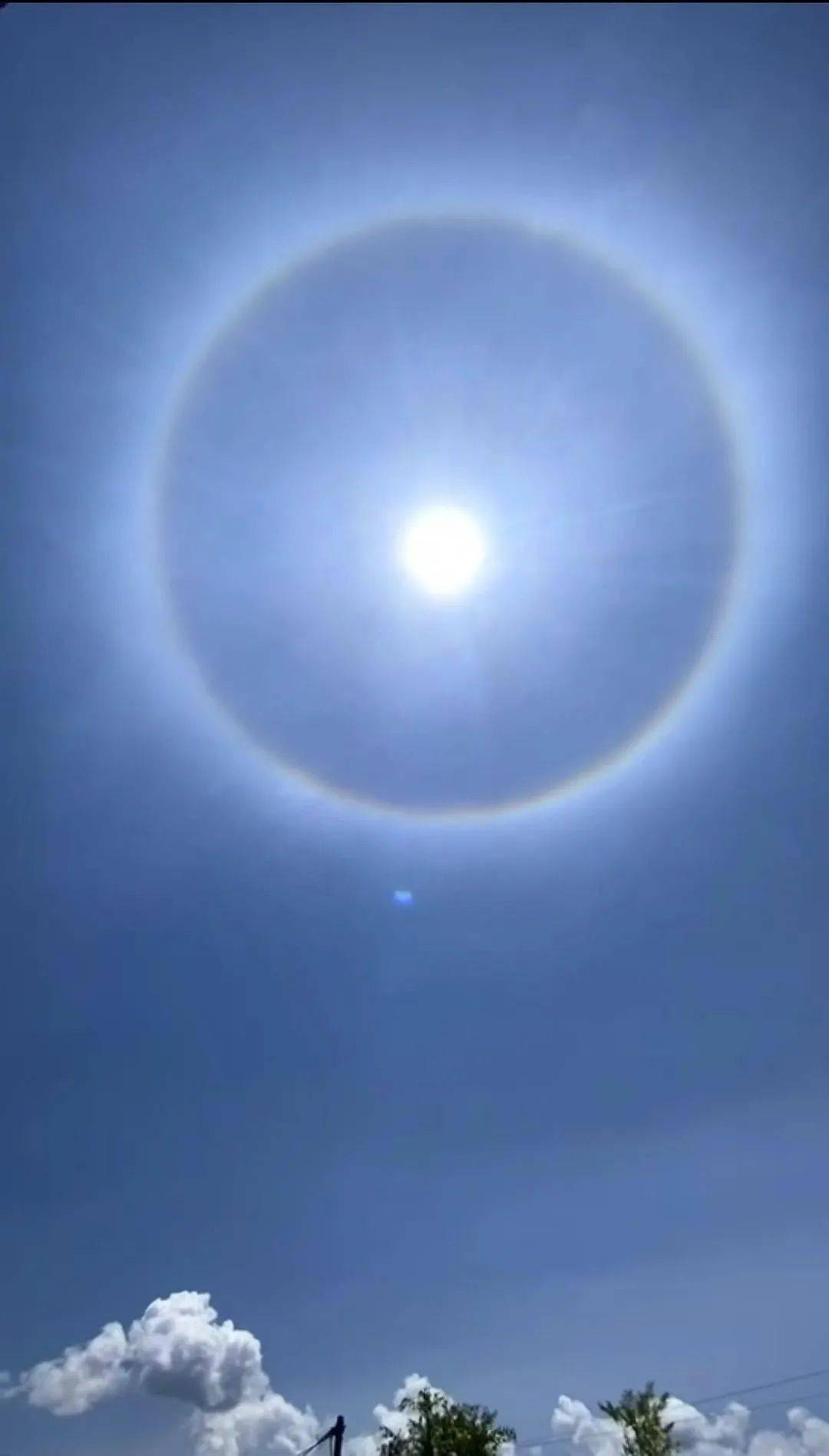 你见过白天30度太阳自带光圈晚上下冰雹狂风闪电的海盐天气么