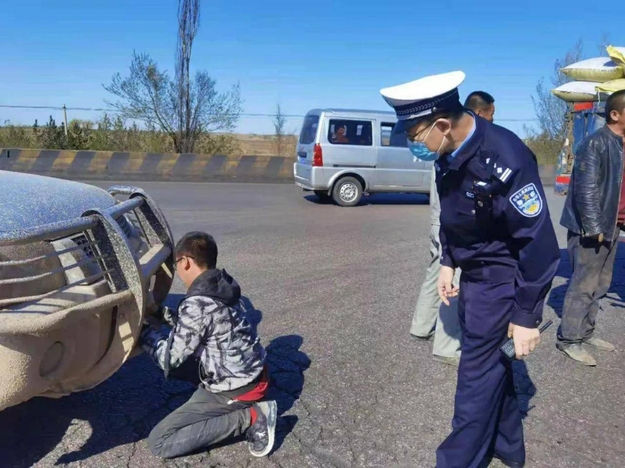 大同左云交警五一在岗执勤不松懈疏堵保畅筑平安