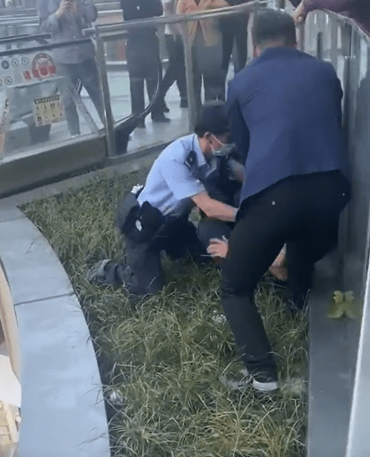 男子翻越护栏悬在半空 民警奋力一扑拼命拉住了他
