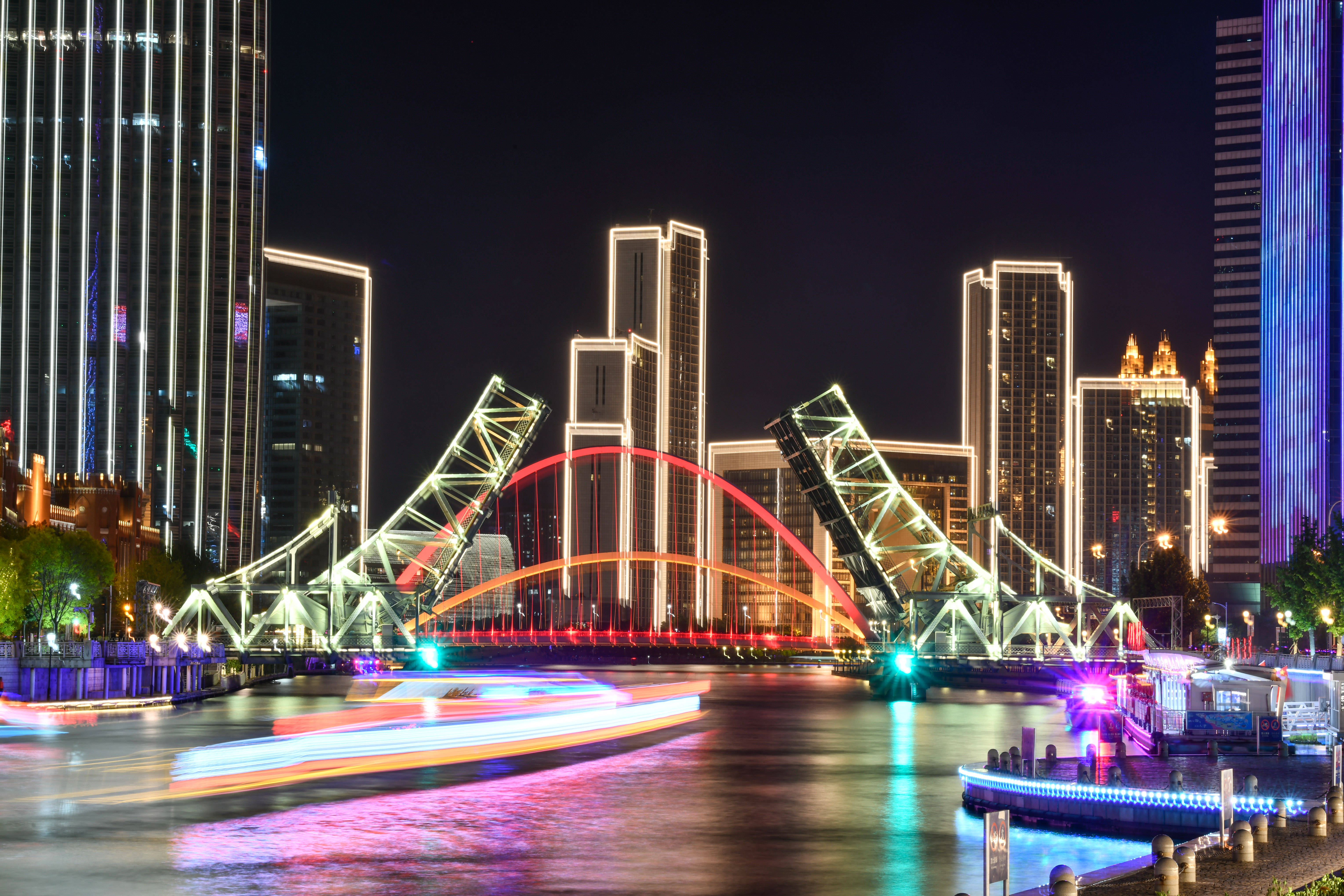 这是5月1日晚拍摄的天津解放桥开启夜景(长时间曝光照片).