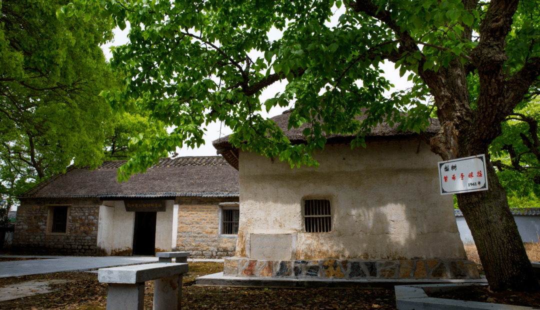 新四军七师师部旧址坐落在红庙镇三水涧村,先保留有石砖,土木结构加小