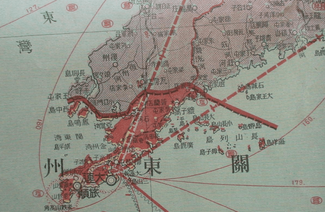 日俄两国划分了在东北的势力,日本专心经营以大连为中心的南满,俄国则