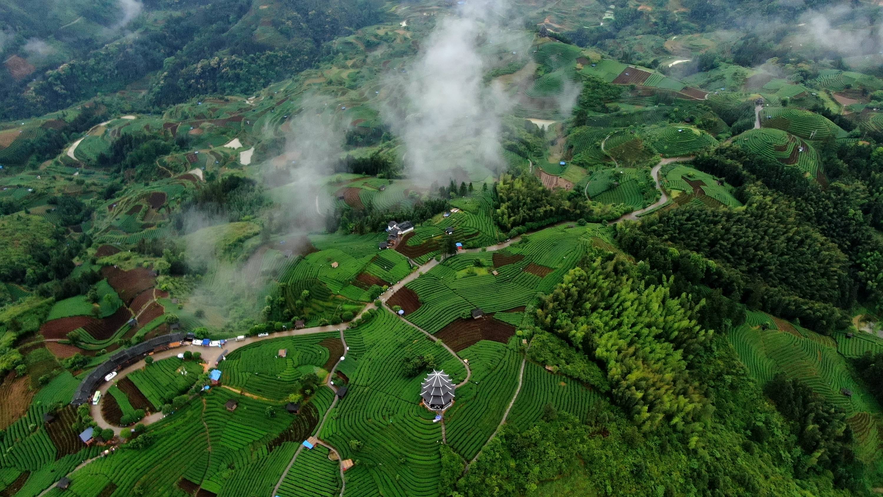 5月4日拍摄的云雾缭绕的广西三江侗族自治县八江镇布央仙人山景区(无