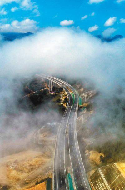 沿着高速公路看中国 | 穿越壮美山川 见证生活巨变