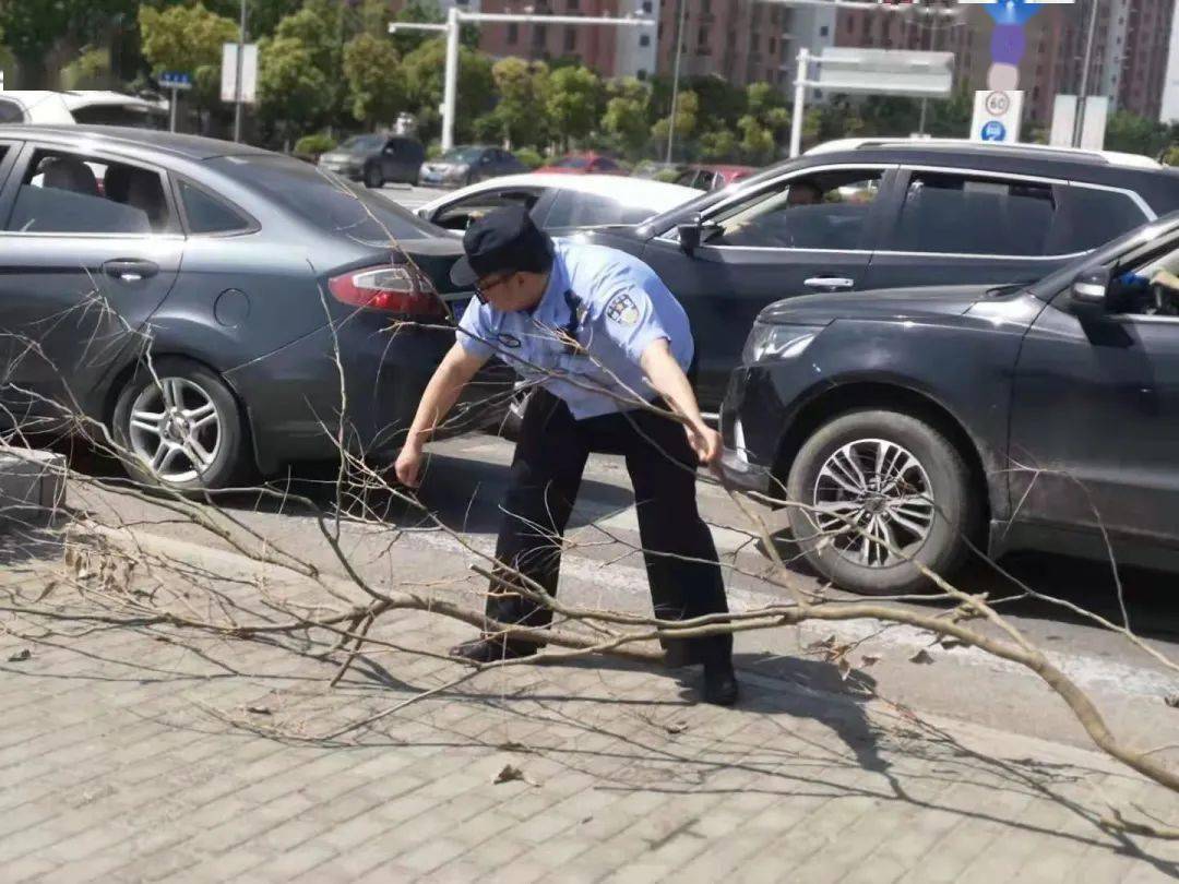 打不到车?男子在大港一路口附近发生车祸,腿部受伤流血不止!