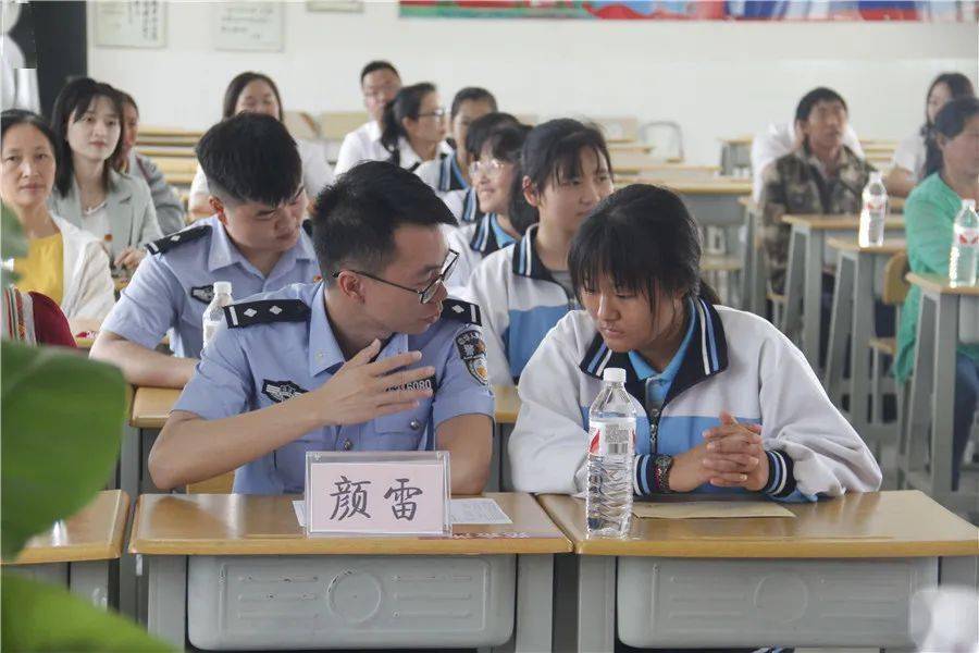 党史学习教育助学筑梦铸人西双版纳监狱到普文镇中学开展爱心助学活动