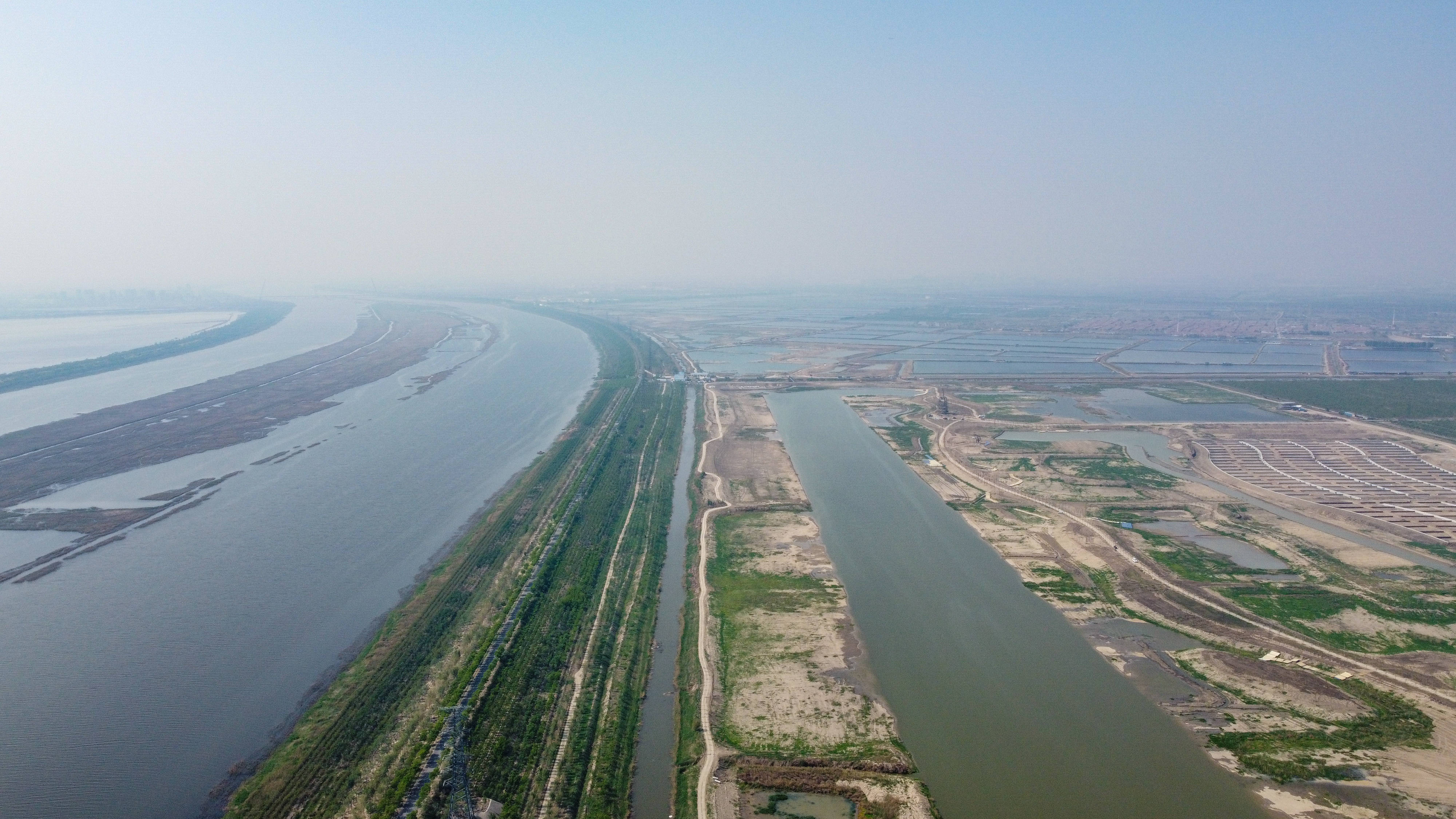 这是4月27日拍摄的天津独流减河(左)与西西海生态湿地(右)(无人机照片