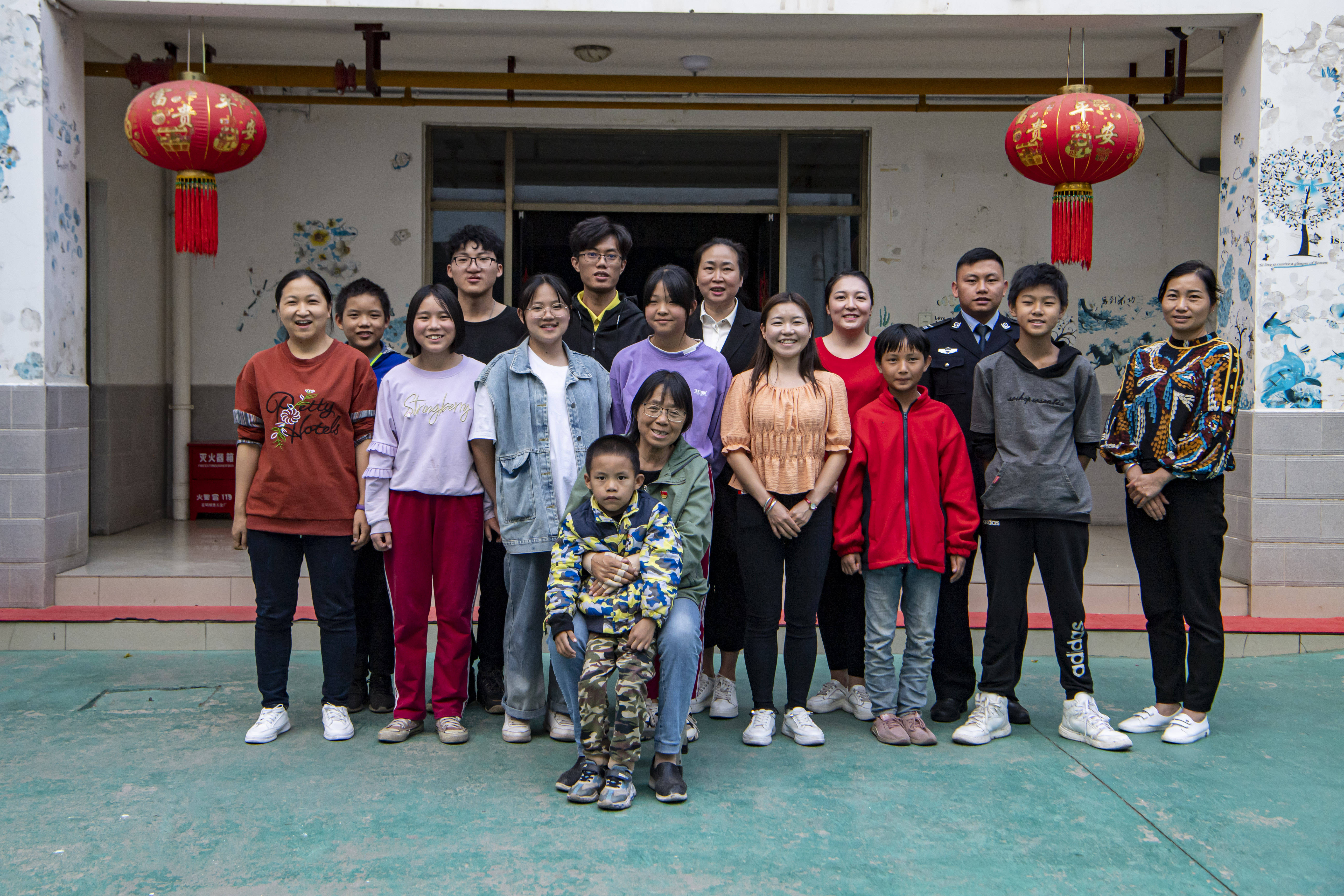 张桂梅(前排中)在华坪儿童福利院与多年来照顾过的部分"孩子们"合影(3