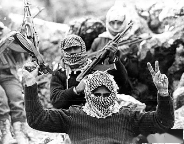 谈判,而是先给另一个人打了电话,他就是巴勒斯坦解放组织主席阿拉法特