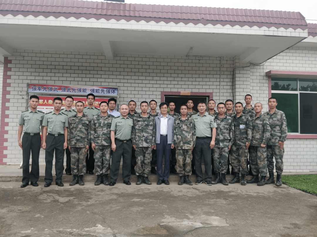 带上政府的慰问和父老乡亲的嘱托,远赴广西柳州第四新兵训练基地探望