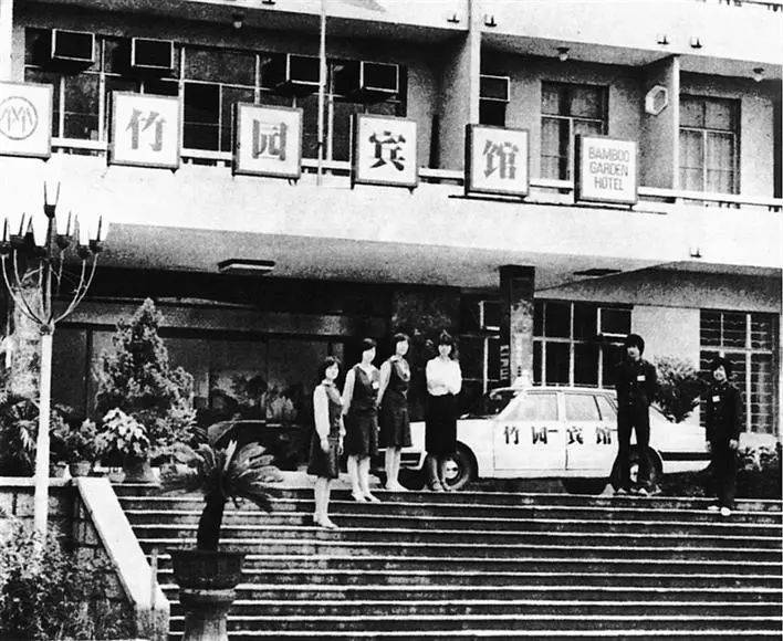 1980年10月,深圳在竹园宾馆,友谊餐厅率先试行劳动合同制.