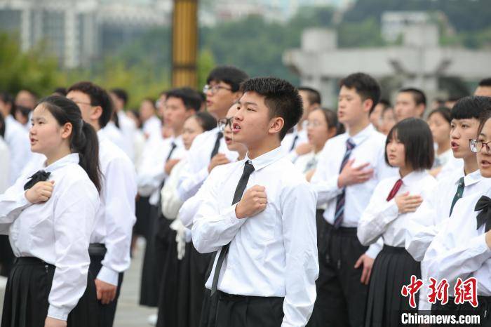 图为参加成人礼的高三学生在贵阳孔学堂诵读《立身歌》. 瞿宏伦 摄