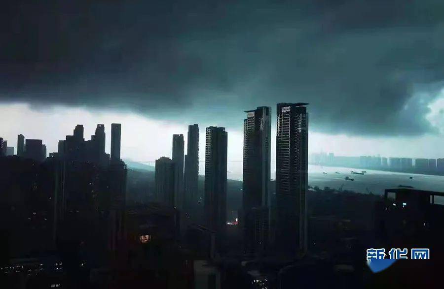 罕见暴雨武汉白天秒变黑夜最大风力14级吊篮撞击高楼致2人不幸死亡