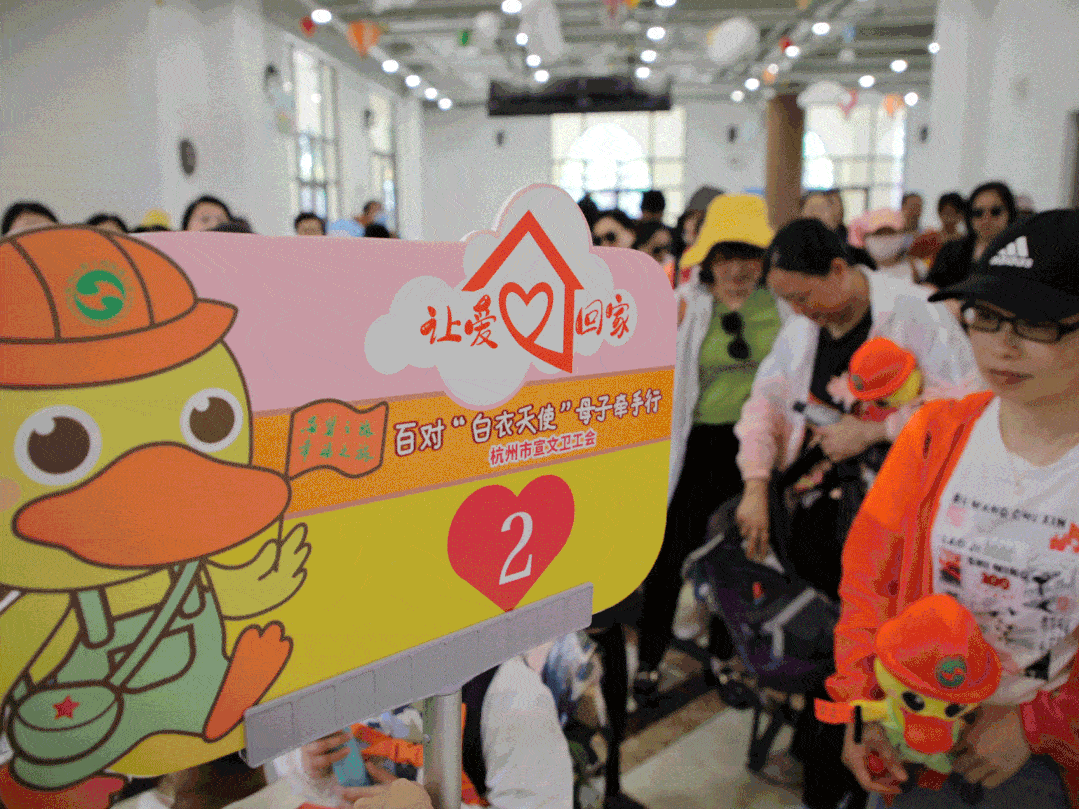 杭州市中医院干部保健办公室主管护师刘菲菲幸福地望着孩子: