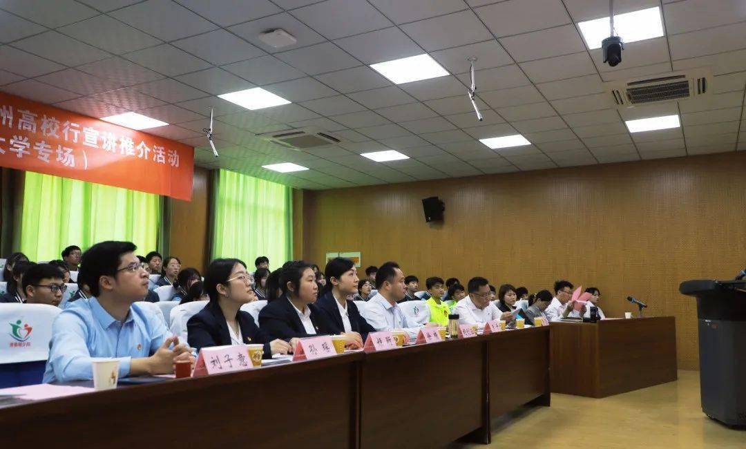 党委委员,副校长"梦想改造"关爱计划组长胡钊涵,邳州团市委书记姬珩
