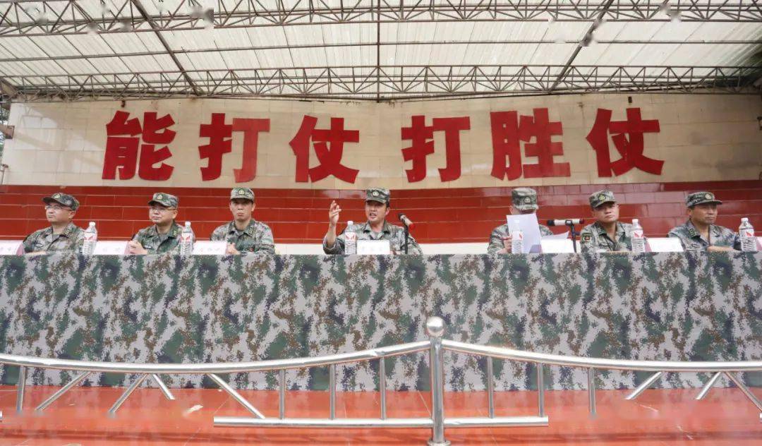 四川省宜宾市:民兵应急营点验大会,沙场点出精气神