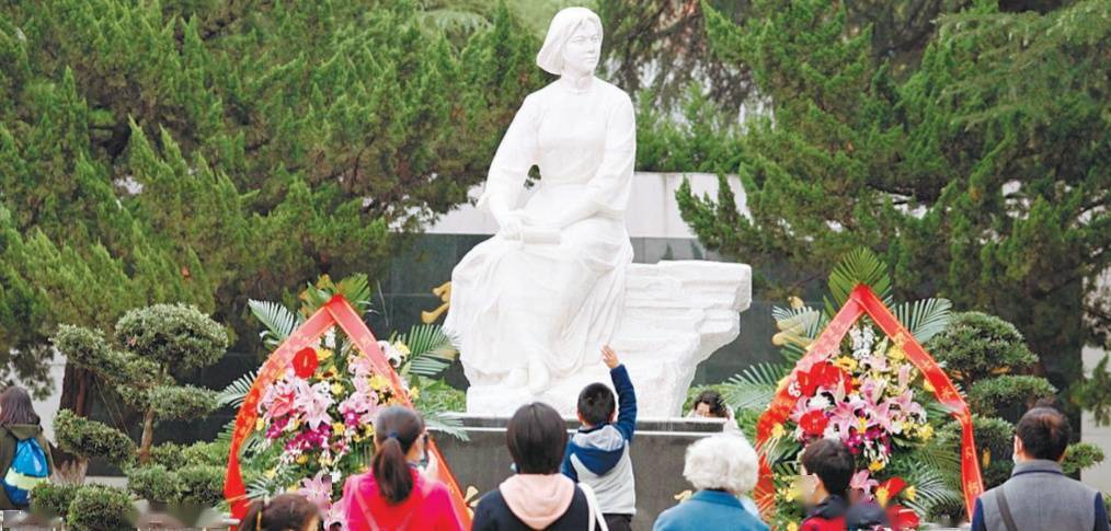 为纪念向警予英勇就义五十周年,武汉市在龟山上重建了向警予烈士墓