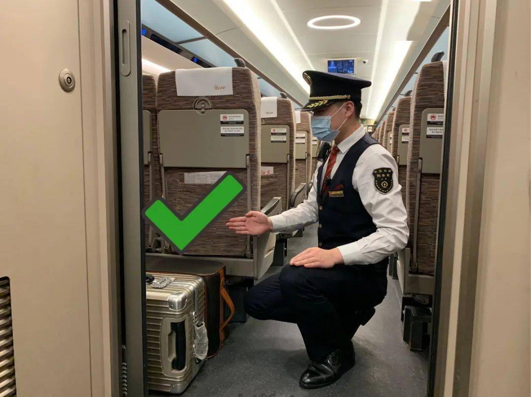 旅客随身携带品可放在行李架上或车厢连接处的大件行李柜,摆放要求