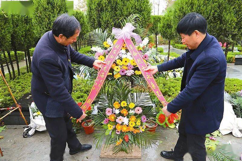 "实境课堂"上,大家认真聆听马仁寿讲述父亲马广山烈士为新中国解放