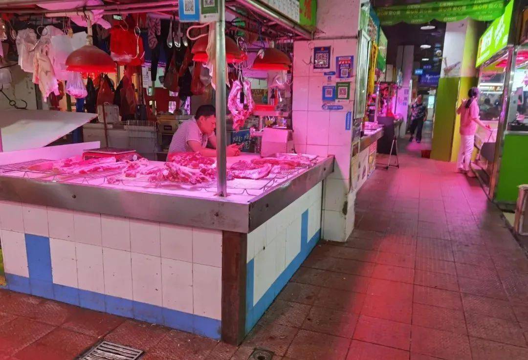 19日上午,走访广州荔湾区东塱市场,一位猪肉档档主表示,最便宜的猪头