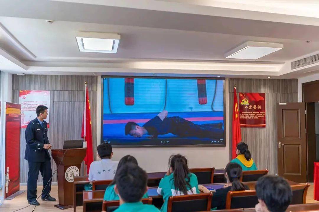 在上海市第五十四中学的宣讲会(宣讲学警:秦潇文 蒋世成)在华东理工
