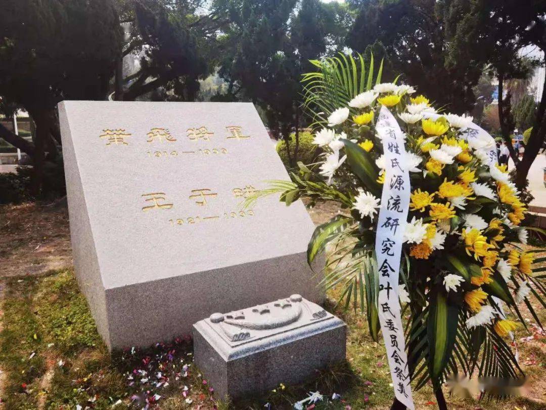 上午10时许,厦门烈士陵园早已人头攒动,到处布满了前来瞻仰,祭拜革命
