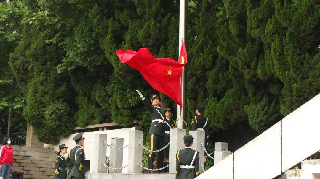 升旗仪式开始,仪仗队肩抬国旗踏着正步走来,操场上庄严肃穆,主席台上