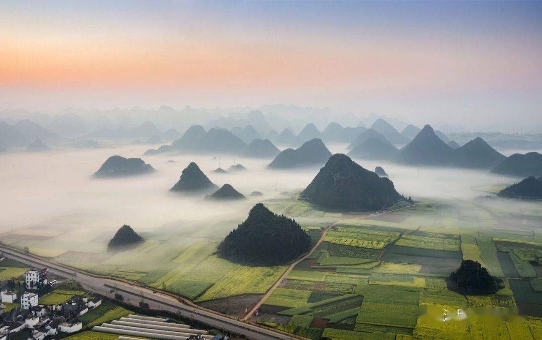 ▼一座座喀斯特山峰圆润得如同小馒头,小豆包云南罗平金鸡岭峰林▼山